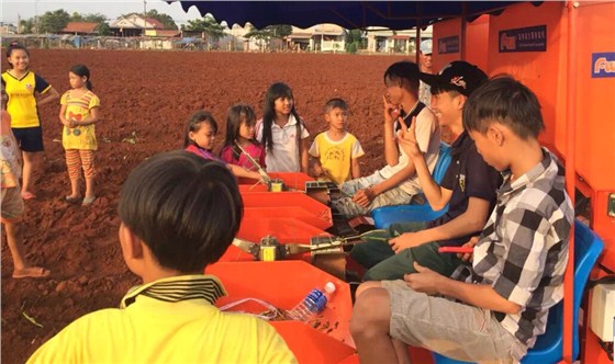 众人围观富来威移栽机 众人围观富来威移栽机