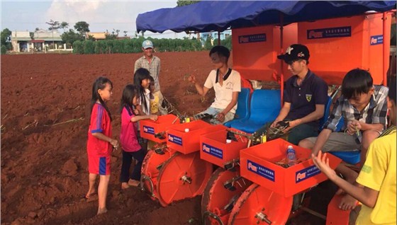 孩子们非常喜欢富来威移栽机 孩子们非常喜欢富来威移栽机